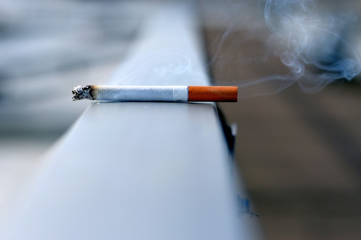 Le nuove leggi e i divieti all'estero riguardanti il fumo di sigaretta